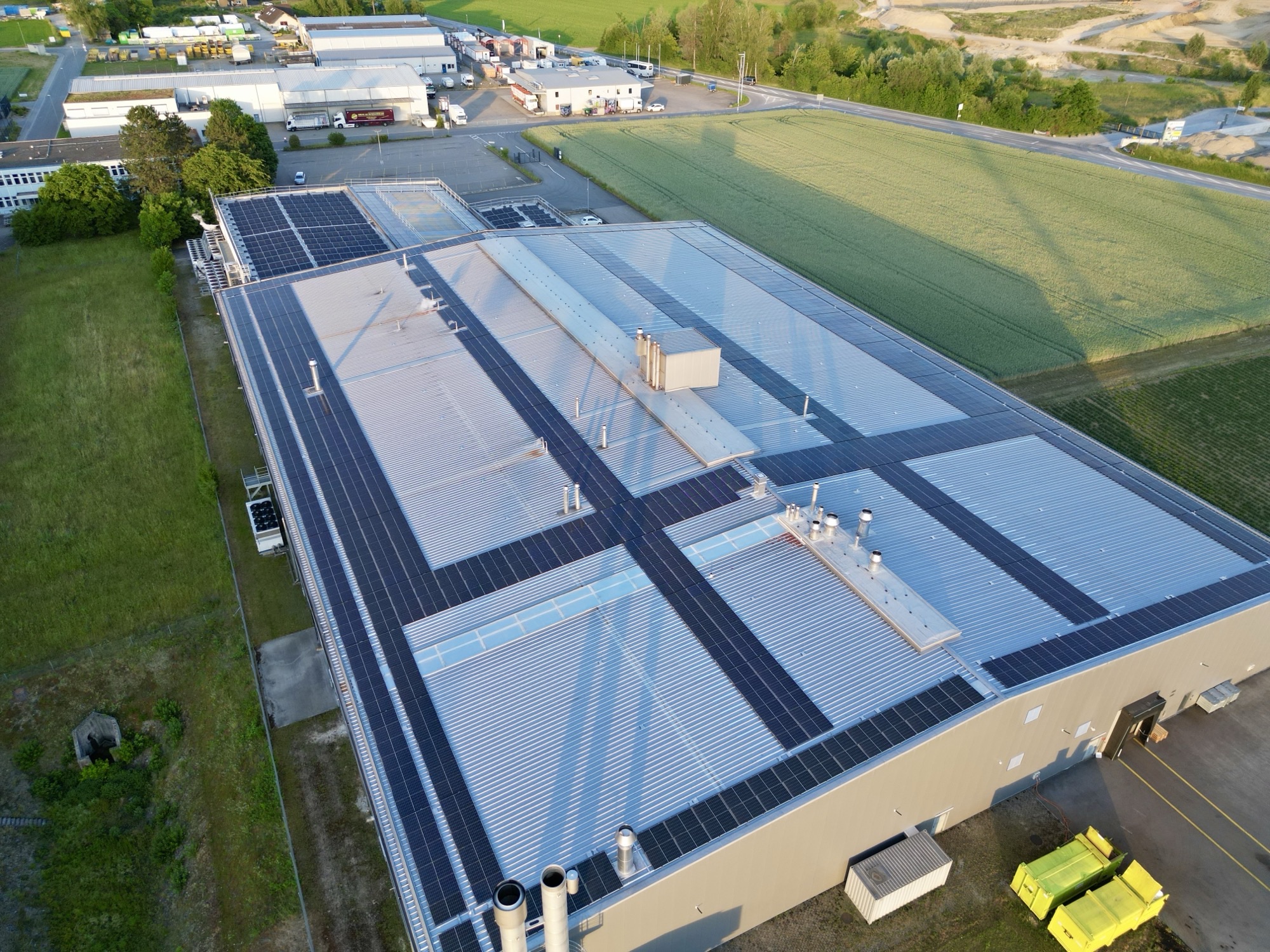 Solarpannels auf dem Dach der PRONATEC PRODUCTION